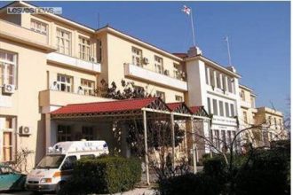 ΣΟΚ: Πέθανε στο νοσοκομείο περιμένοντας να βγει από το χειρουργείο η γυναίκα του