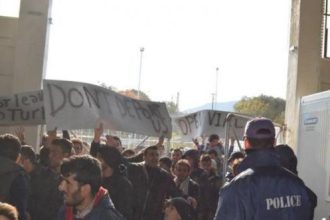 Με συνθήματα υποδέχθηκαν οι πρόσφυγες τον Τόσκα στη Χίο - ΒΙΝΤΕΟ