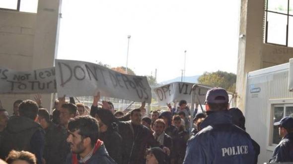 Με συνθήματα υποδέχθηκαν οι πρόσφυγες τον Τόσκα στη Χίο - ΒΙΝΤΕΟ