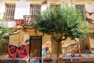 Κατέρρευσε σεισμόπληκτο στο κέντρο του Αιγίου