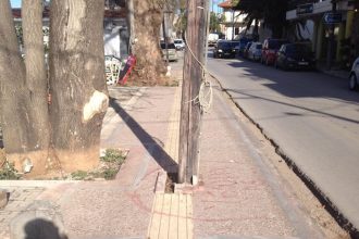Αίγιο: Απίστευτο και όμως...Ελληνικό- Κολώνα 'κόβει' τον ανάγλυφο διάδρομο για τυφλούς!