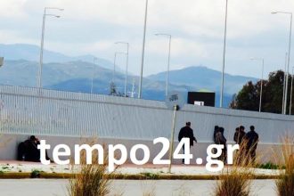 Πάτρα: Επανήλθαν οι μετανάστες στην παραλιακή οδό - "Κατασκηνώνουν" έξω από το λιμάνι -Αισθητή η παρουσία της Αστυνομίας-Εκτιμήσεις για κάθοδο και άλλων αλλοδαπών στην Ακτή Δυμαίων