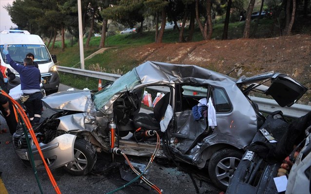 Σφοδρή σύγκρουση οχημάτων στην Αθηνών - Πατρών