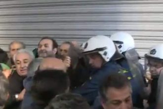 Ενταση έξω από το ΥΠΟΙΚ: Μεταξύ ΜΑΤ και εργαζομένων στα νοσοκομεία Πηγή: Ενταση έξω από το ΥΠΟΙΚ: Μεταξύ ΜΑΤ και εργαζομένων στα νοσοκομεία