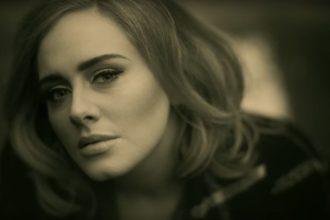 Η Adele περνάει απαρατήρητη στο δρόμο!