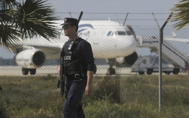 ΑΝΑΤΡΟΠΗ και ΘΡΙΛΕΡ στην Κύπρο: Απελευθέρωση γυναικών από φυλακές στην Αίγυπτο ζητά ο αεροπειρατής ζωσμένος με εκρηκτικά!