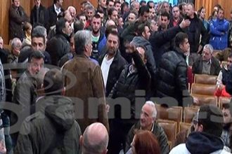 Αγρότες εισέβαλαν σε εκδήλωση του ΣΥΡΙΖΑ στην Καβάλα