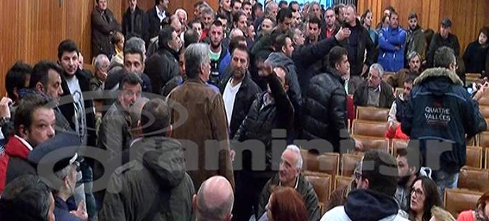 Αγρότες εισέβαλαν σε εκδήλωση του ΣΥΡΙΖΑ στην Καβάλα