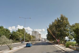 Πάτρα: Καρφώθηκε με ταχύτητα στις προστατευτικές μπάρες του Προαστιακού - Στο νοσοκομείο ο οδηγός μηχανής