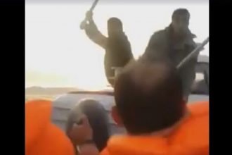 Επίθεση της τουρκικής ακτοφυλακής με... κοντάρια σε βάρκα προσφύγων - ΔΕΙΤΕ ΒΙΝΤΕΟ