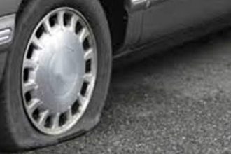 Εσκιζε με ξιφολόγχη τα λάστιχα σταθμευμένων ΙΧ - Κατέστρεψε 43 αυτοκίνητα