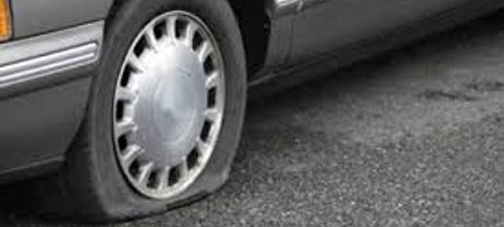 Εσκιζε με ξιφολόγχη τα λάστιχα σταθμευμένων ΙΧ - Κατέστρεψε 43 αυτοκίνητα