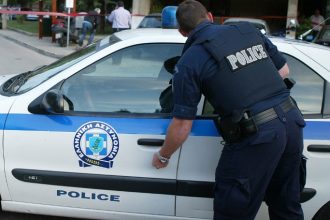 Πάτρα: Η επίσημη ανακοίνωση της ΕΛ.ΑΣ για τη σύλληψη του 16χρονου που πέταξε την Ελληνική Σημαία
