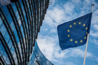 Κομισιόν: Μικρή, αλλά ενθαρρυντική η μείωση των αφίξεων μεταναστών στην Ελλάδα