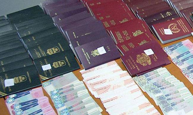 Πουλούσαν πλαστά έγγραφα σε μετανάστες προς 300 ευρώ