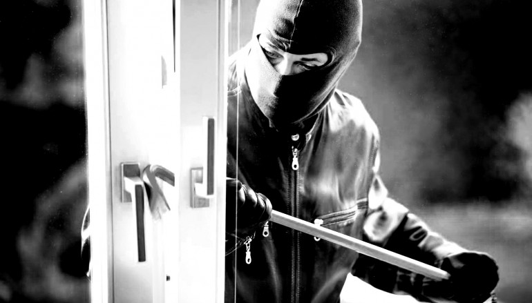 Πάτρα: Έφυγε για λίγη ώρα και της άρπαξαν... 8.000 ευρώ! - Πλούσια η λεία των διαρρηκτών σε κατάστημα