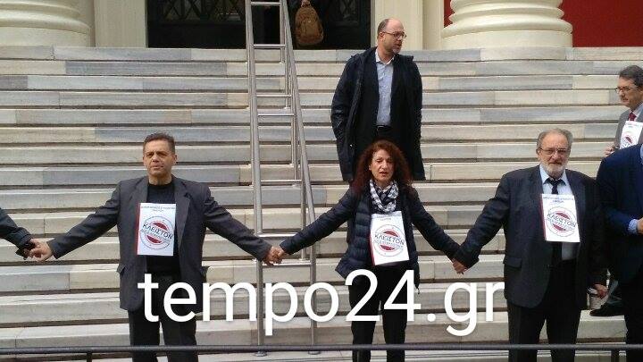 Πάτρα: Με ανθρώπινη αλυσίδα κύκλωσαν τα Δικαστήρια οι δικηγόροι -ΔΕΙΤΕ ΦΩΤΟΓΡΑΦΙΕΣ