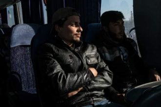 Ενταση στη Βέροια: Κάτοικοι εμπόδιζαν το λεωφορείο με τους πρόσφυγες από την Ειδομένη - ΔΕΙΤΕ ΒΙΝΤΕΟ