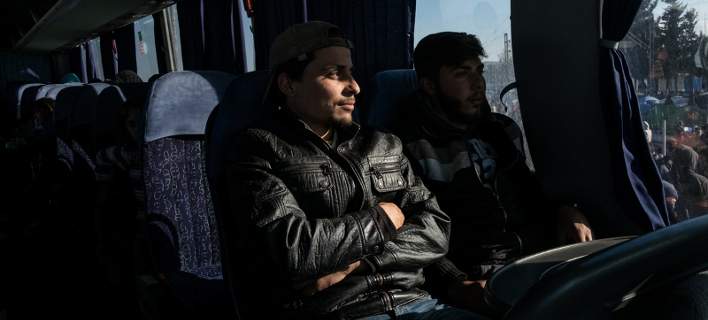 Ενταση στη Βέροια: Κάτοικοι εμπόδιζαν το λεωφορείο με τους πρόσφυγες από την Ειδομένη - ΔΕΙΤΕ ΒΙΝΤΕΟ