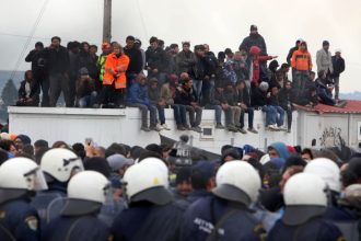 Η αστυνομία μπλόκαρε τον δρόμο για την Ειδομένη
