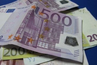 Λιμενικός παρέδωσε τσάντα με 22.000 ευρώ