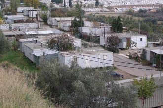 Αιγιάλεια: Ξεκίνά η μετακίνηση σεισμοπλήκτων από τα κοντέινερ