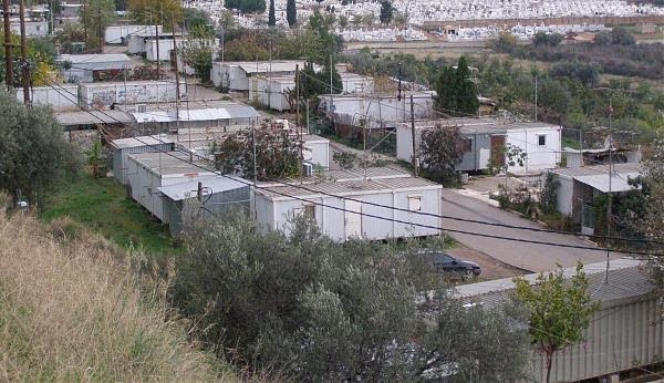 Αιγιάλεια: Ξεκίνά η μετακίνηση σεισμοπλήκτων από τα κοντέινερ