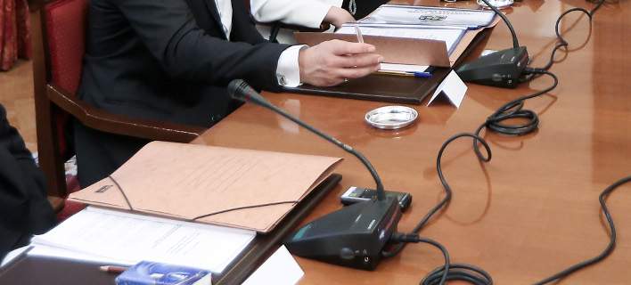 Τι περιέχει ο καφέ φάκελος που μοίρασε ο πρωθυπουργός στους πολιτικούς αρχηγούς