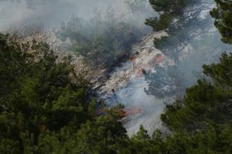 Φωτιά κατακαίει πευκοδάσος στα Σφακιά - Ρίψεις νερού και από ελικόπτερο