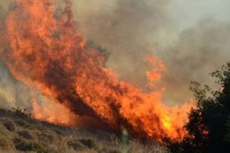 Μεγάλη φωτιά σε εξέλιξη στην Κρήτη κοντά σε σπίτια