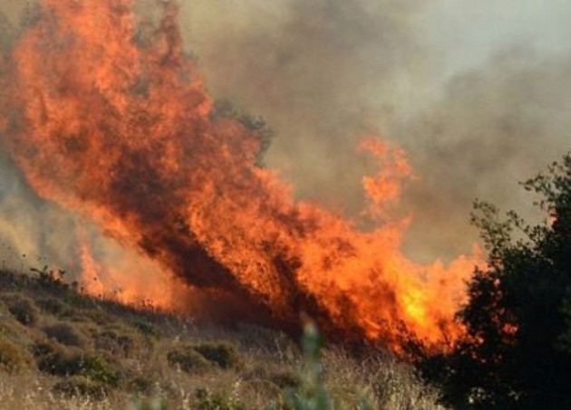 Μεγάλη φωτιά σε εξέλιξη στην Κρήτη κοντά σε σπίτια