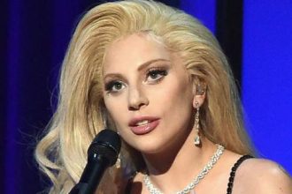 Lady Gaga: Το φόρεμα «Δυναστεία»! ΦΩΤΟΓΡΑΦΙΑ