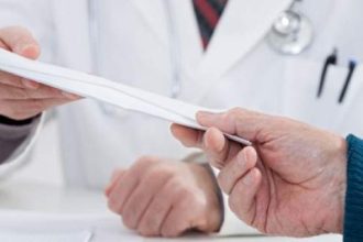 Συνελήφθη γυναικολόγος για φακελάκι - Το είχε κρύψει στην ψευδοροφή του χειρουργείου!