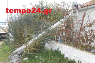 Απίστευτο: Τσιμεντένια κολώνα φωτισμού «προσγειώθηκε» πάνω σε σπίτι στην Πατρών Πύργου-Από θαύμα δεν θρηνήσαμε θύματα-ΔΕΙΤΕ ΦΩΤΟΓΡΑΦΙΕΣ