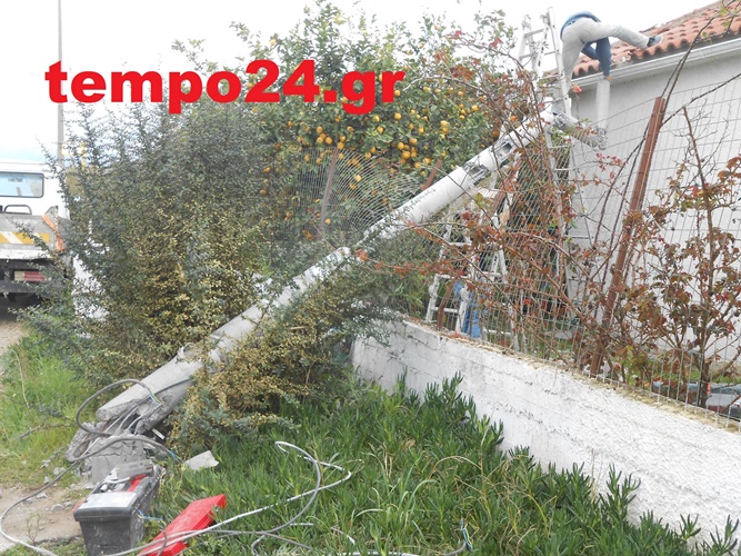 Απίστευτο: Τσιμεντένια κολώνα φωτισμού «προσγειώθηκε» πάνω σε σπίτι στην Πατρών Πύργου-Από θαύμα δεν θρηνήσαμε θύματα-ΔΕΙΤΕ ΦΩΤΟΓΡΑΦΙΕΣ