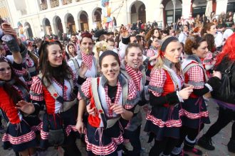 Ζωντανά οι Καρναβαλικές παρελάσεις Σαββάτου και Κυριακής στο tempo24.gr!
