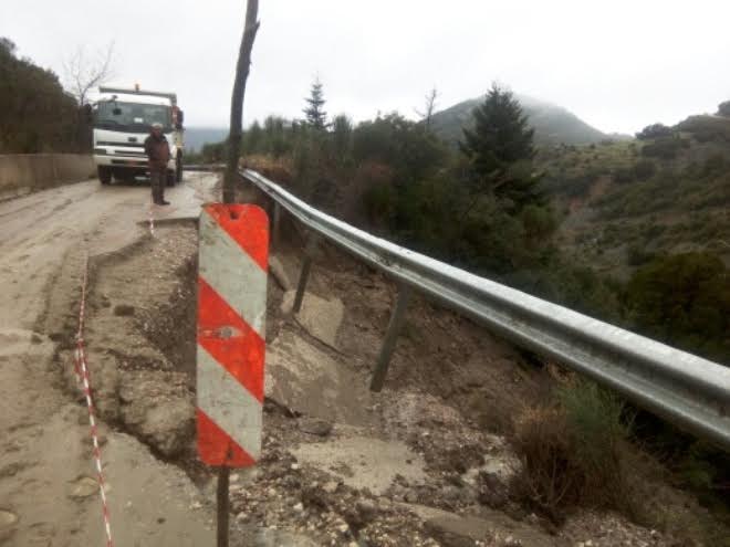 "Έχασαν" τη γη κάτω από τα πόδια τους! Μεγάλες κατολισθήσεις στο επαρχιακό δίκτυο