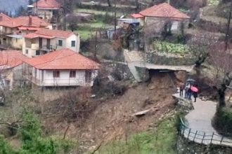 Εκκενώνεται ολόκληρο χωριό λόγω κατολίσθησης! Τα σπίτια βρίσκονται στον "αέρα" - Εγκλωβισμένοι οι κάτοικοι