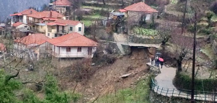 Εκκενώνεται ολόκληρο χωριό λόγω κατολίσθησης! Τα σπίτια βρίσκονται στον "αέρα" - Εγκλωβισμένοι οι κάτοικοι