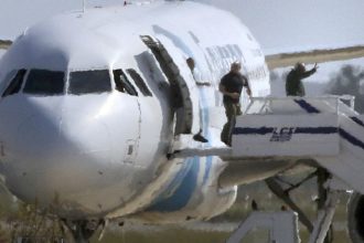 Καλύμματα φορητών τηλεφώνων ήταν τα «εκρηκτικά» του αεροπειρατή