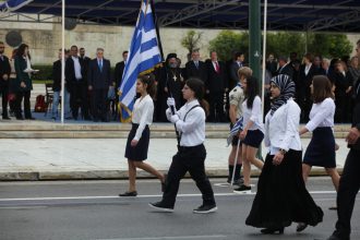H μαθήτρια που παρέλασε με μαντήλα – ΔΕΙΤΕ ΤΟ ΒΙΝΤΕΟ