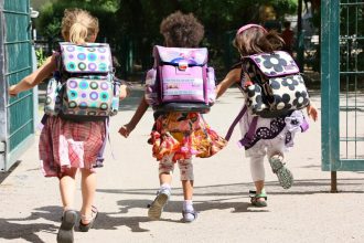 Χωρίς πιστοποιητικά γέννησης η εγγραφή μαθητών στο σχολείο