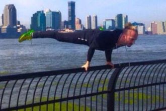 Ο Ιωάννης Μελισσανίδης κάνει ακροβατικά στην κουπαστή μιας γέφυρας