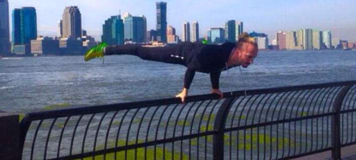 Ο Ιωάννης Μελισσανίδης κάνει ακροβατικά στην κουπαστή μιας γέφυρας