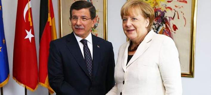 Αποκάλυψη Νταβούτογλου: Αντάλλασσα sms με τη Μέρκελ ενώ εκείνη ήταν μέσα στη Σύνοδο Κορυφής