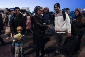 Ιωάννινα: Στην Κόνιτσα οι πρώτοι 150 πρόσφυγες -Μπουλντόζες του στρατού ετοιμάζουν το αεροδρόμιο Κατσικά