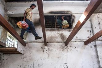 Εν μέσω αντιδράσεων η καταγραφή προσφύγων σε κέντρο φιλοξενίας των Ιωαννίνων