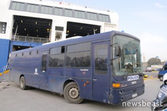 Στον Πειραιά με χειροπέδες έφτασαν 150 μετανάστες - ΒΙΝΤΕΟ