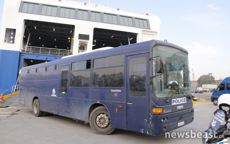 Στον Πειραιά με χειροπέδες έφτασαν 150 μετανάστες - ΒΙΝΤΕΟ