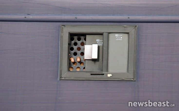 Το Υπουργείο Προστασίας του Πολίτη για τις χειροπέδες στους μετανάστες